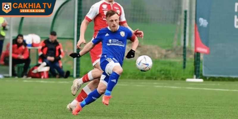 Cầu Thủ Thấp Nhất Thế Giới - Khi Chiều Cao Không Còn Là Rào Cản 1 Là cầu thủ thấp nhất thế giới nhưng có kỹ thuật vượt xa mọi giới hạn