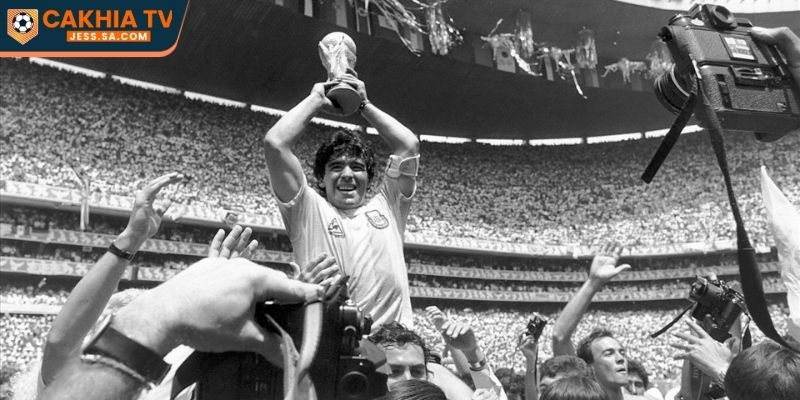 Trận Đấu Bóng Đá Nhiều Ngôi Sao Nhất Khiến Fan Mãn Nhãn 2 Maradona tỏa sáng giữa trận đấu bóng đá nhiều ngôi sao nhất thế giới