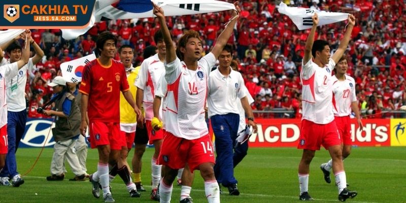 Trận Đấu Bóng Đá Gây Tranh Cãi Khiến Cổ Động Viên Phẫn Nộ 2 Trận đấu bóng đá gây tranh cãi làm dậy sóng World Cup 2002