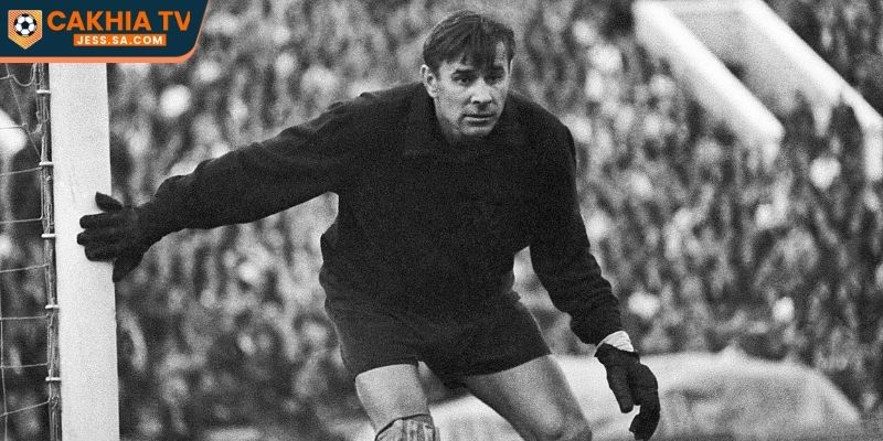 Danh Sách Thủ Môn Hay Nhất Thế Giới Với Thành Tích Ấn Tượng 2 Lev Yashin là thủ môn duy nhất nhận danh hiệu quả bóng vàng